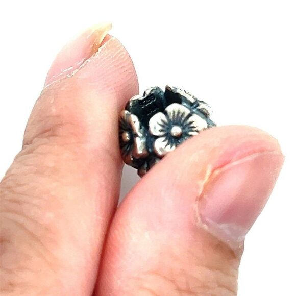 Trollbead Elderflowers Bead - Picture 3 of 4